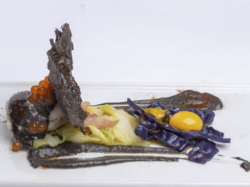 Restaurante La Muleta – Tapa «Merluza al vacío con Crema de Calamares en su Tinta, Panceta de Chato Murciano y Chips del propio Calamar»